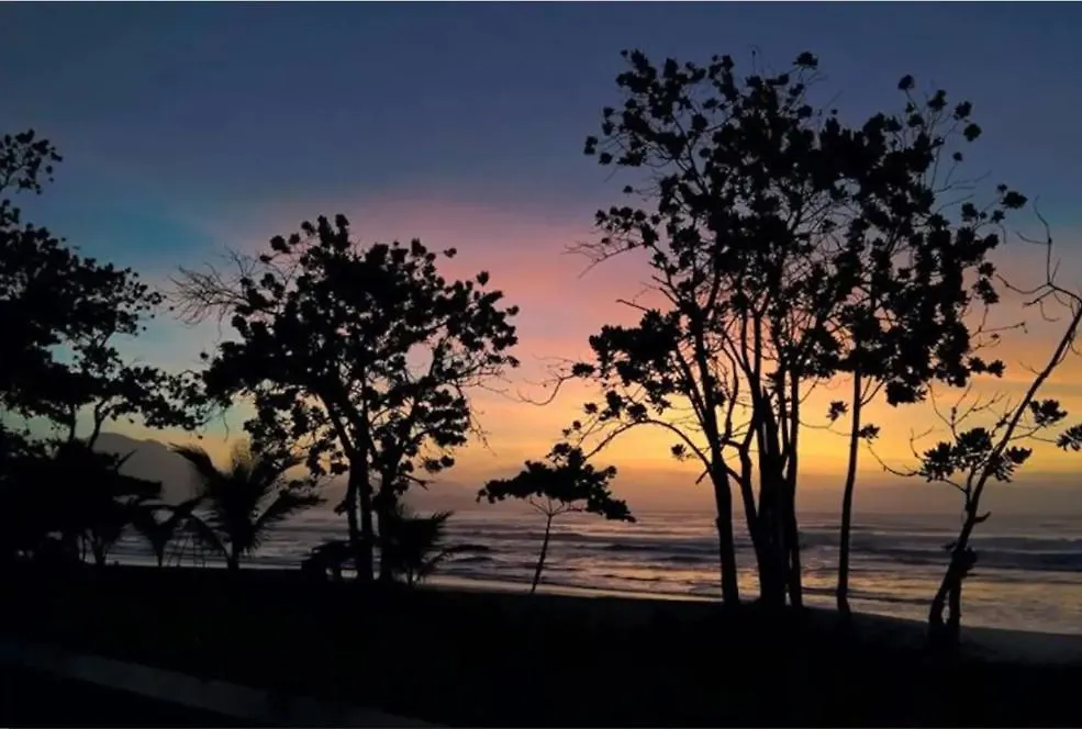 Praia das Toninhas Ubatuba Apto Pé na areia-1